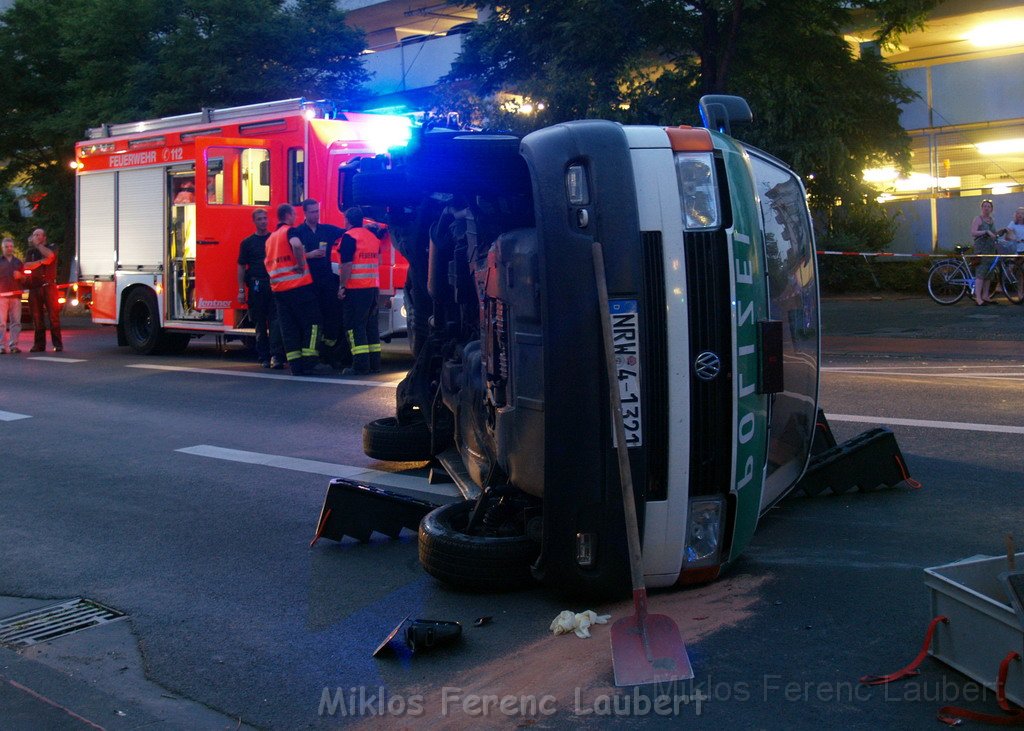 VU mit Polizeiwagen Koeln Suelz Weisshausstr P12.JPG